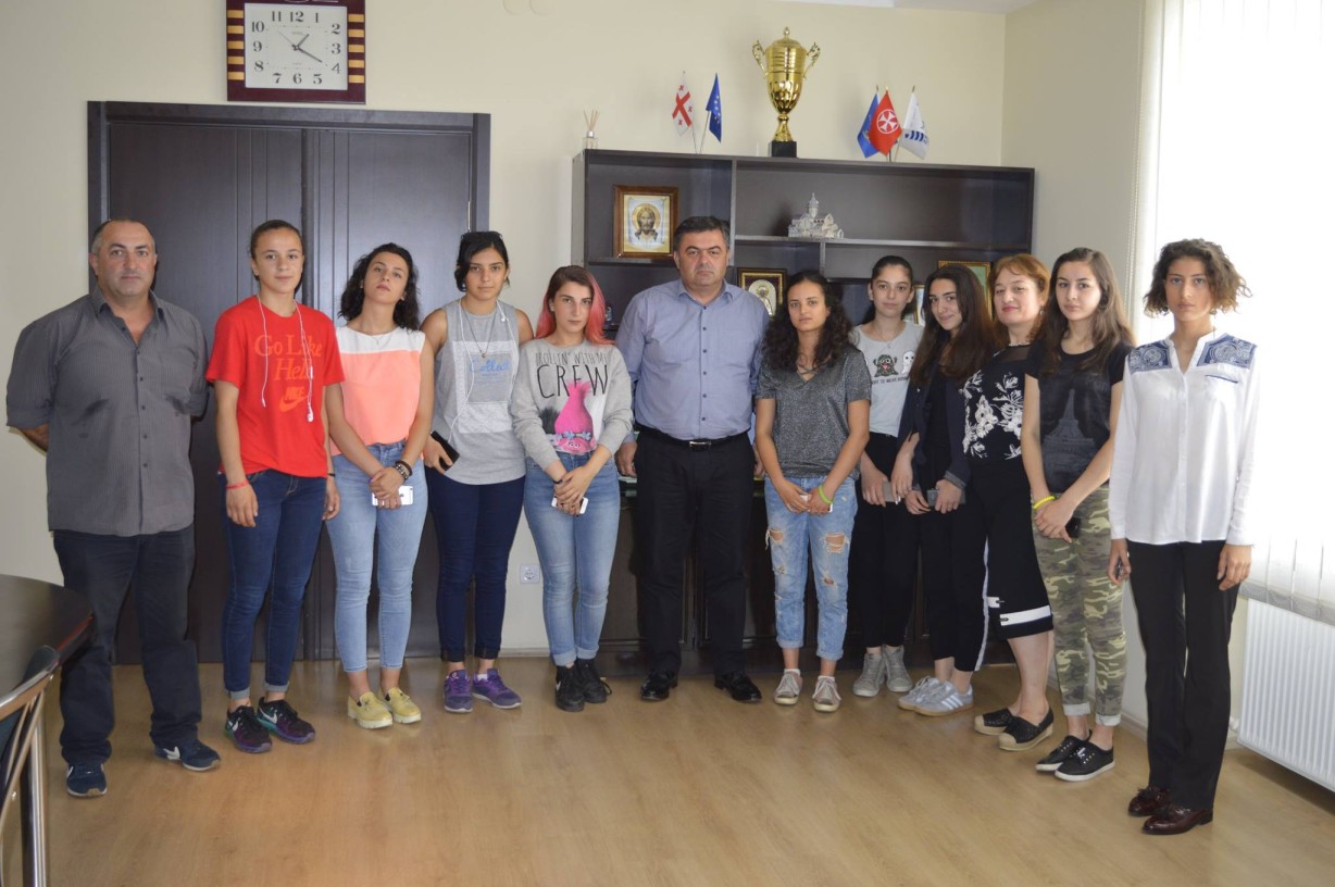 ბოლნისის მუნიციპალიტეტის გამგებელი სასკოლო სორტულ ოლიმპიადაში გამარჯვებულ ფრენბურთელებს შეხვდა, 2017წ.