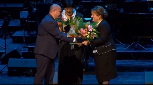  მასწავლებლის ეროვნული ჯილდოს მფლობელი ბოლნისის პირველი საჯარო სკოლის მასწავლებელი თინათინ ფრუიძე გახდა.