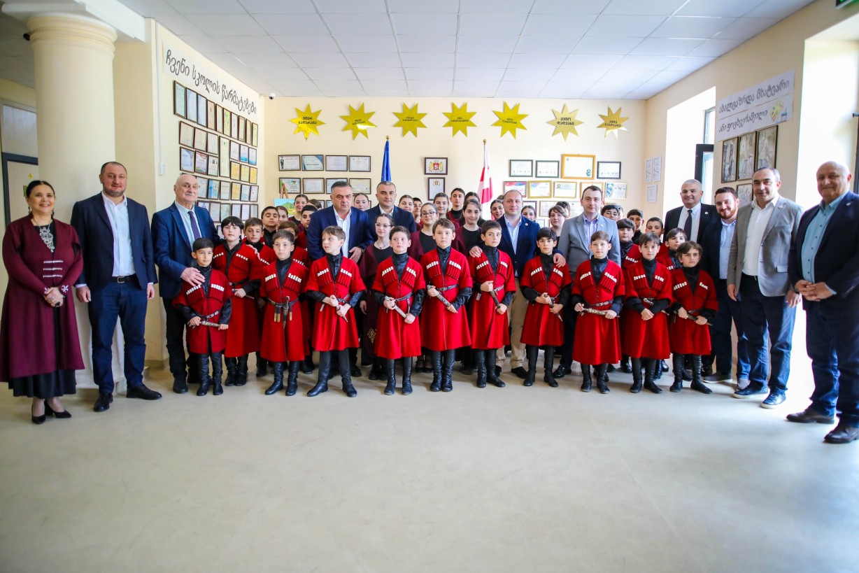  საქართველოს პარლამენტის განათლების, მეცნიერებისა და ახალგაზრდულ საქმეთა კომიტეტის გასვლით სხდომას უმასპინძლა ბოლნისის პირველი საჯარო სკოლამ.